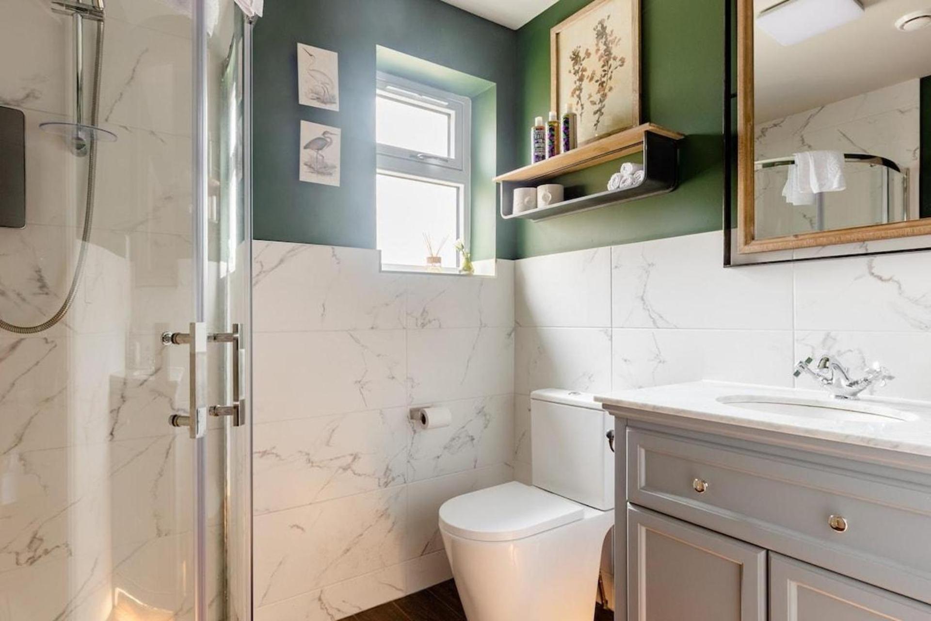 Stunning Private En-suite In Cobham Apartment